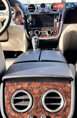 Позашляховик / Кросовер Bentley Bentayga 2019 в 