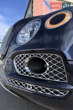 Позашляховик / Кросовер Bentley Bentayga 2019 в 