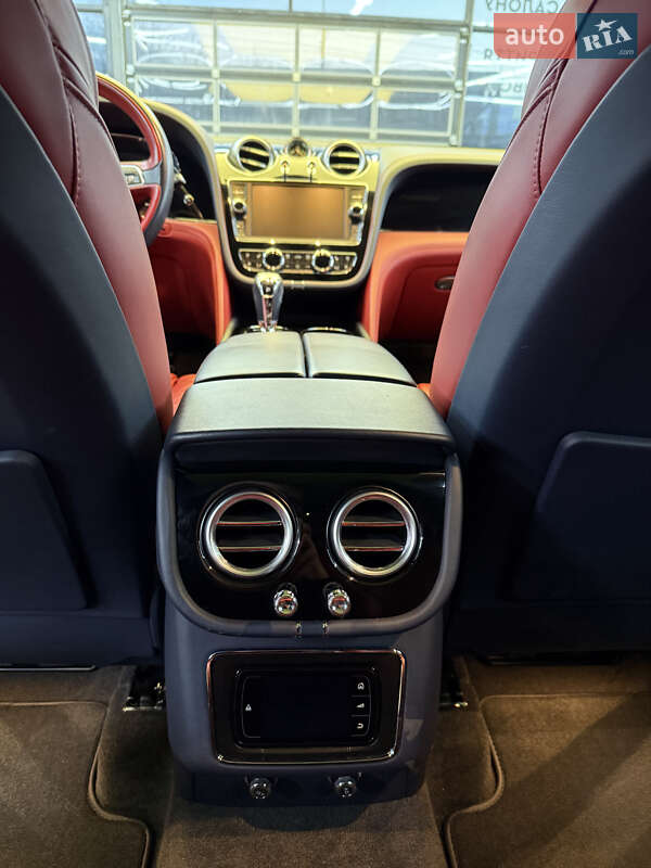 Внедорожник / Кроссовер Bentley Bentayga 2017 в Черновцах