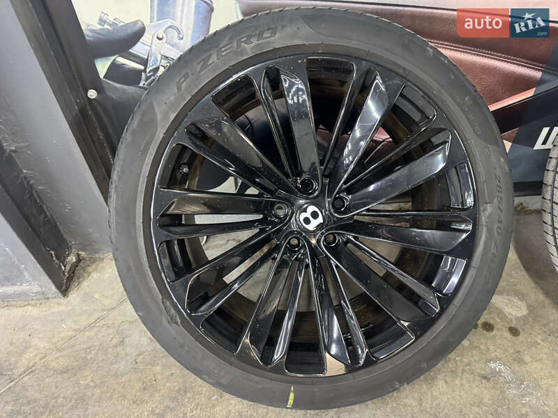 Внедорожник / Кроссовер Bentley Bentayga 2021 в Киеве