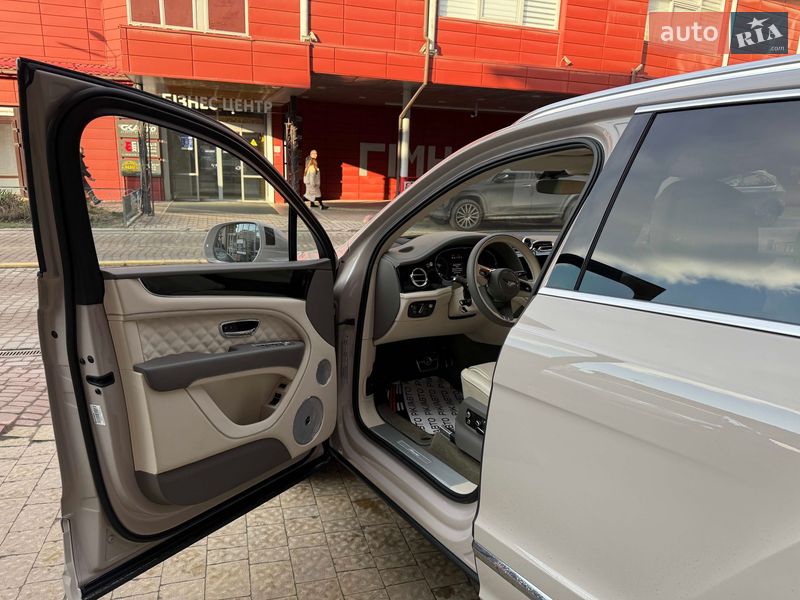 Внедорожник / Кроссовер Bentley Bentayga 2023 в Львове