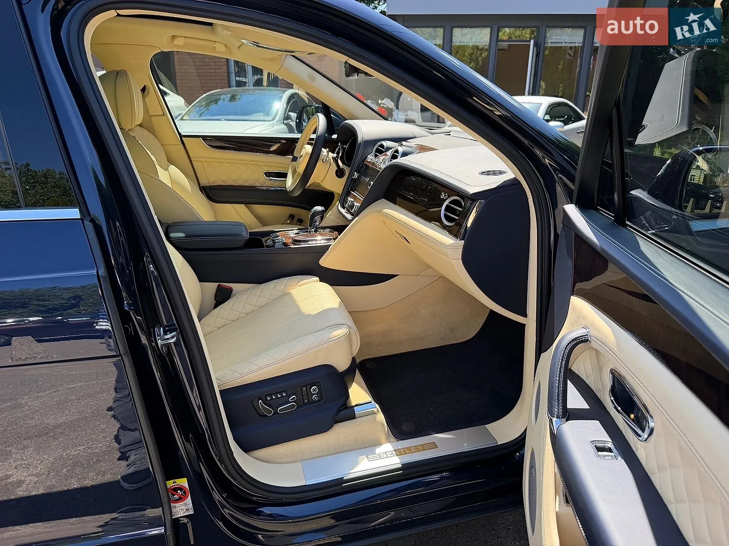 2016 Bentley Bentayga - мініатюра 23