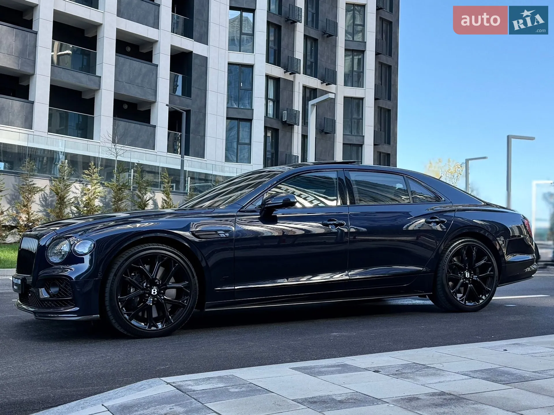 2022 Bentley Flying Spur - мініатюра 19