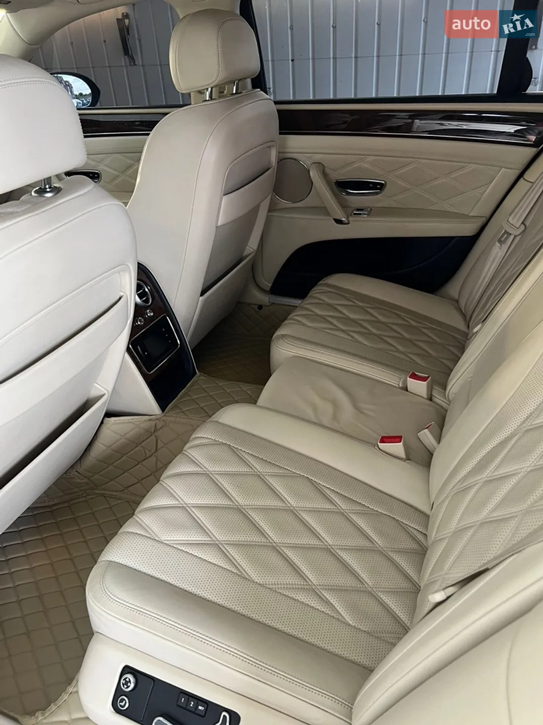 2015 Bentley Flying Spur - мініатюра 26