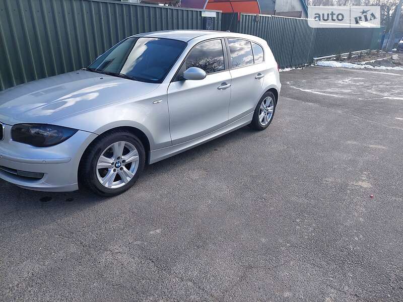 Хэтчбек BMW 1 Series 2009 в 