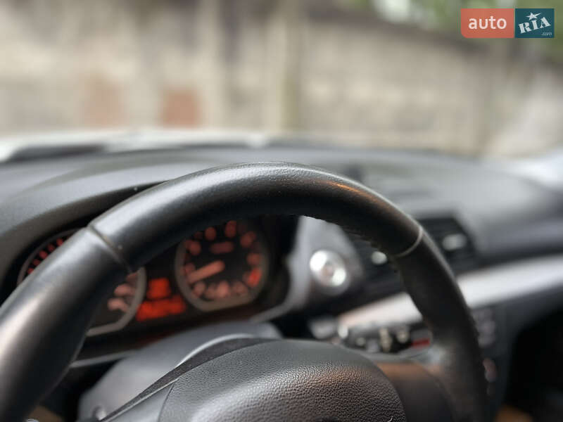 Хетчбек BMW 1 Series 2009 в Надвірній