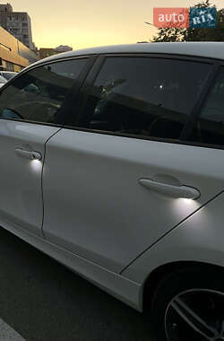 Хетчбек BMW 1 Series 2009 в 