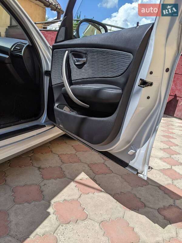 Хетчбек BMW 1 Series 2011 в Полонному
