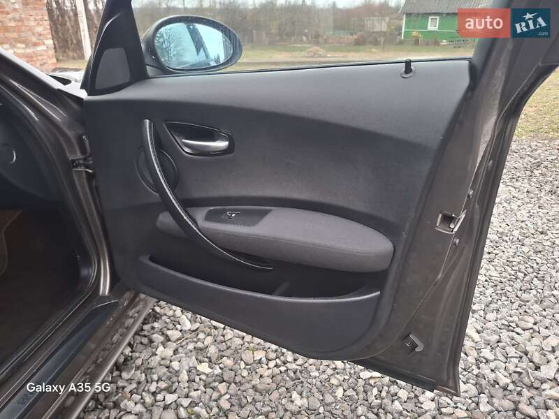 Хэтчбек BMW 1 Series 2005 в Иваничах