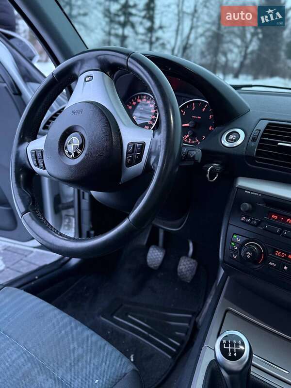 Хэтчбек BMW 1 Series 2004 в Самборе