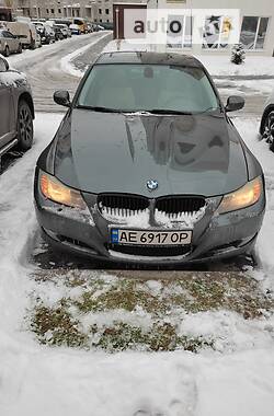 Седан BMW 3 Series 2011 в Вишневом