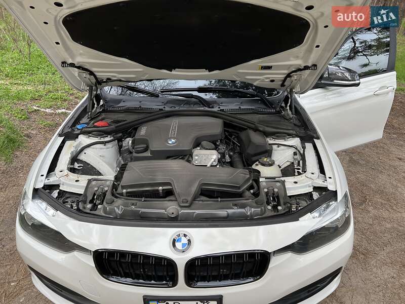 Седан BMW 3 Series 2017 в Запоріжжі
