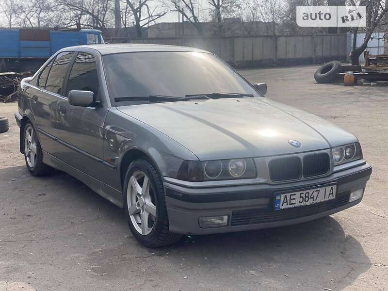 Седан BMW 3 Series 1995 в Каменском