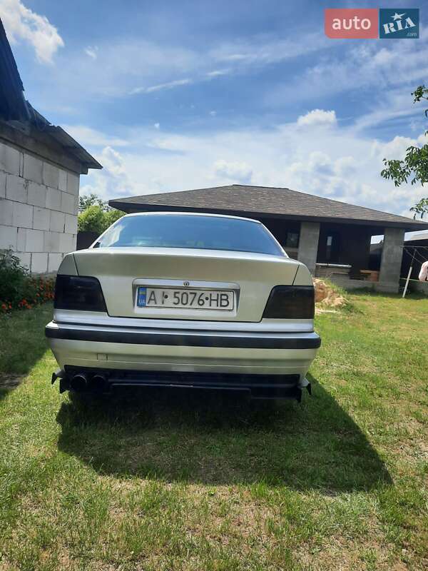 Седан BMW 3 Series 1993 в Киеве