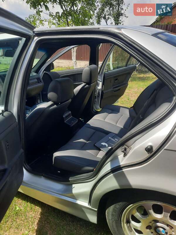 Седан BMW 3 Series 1993 в Киеве