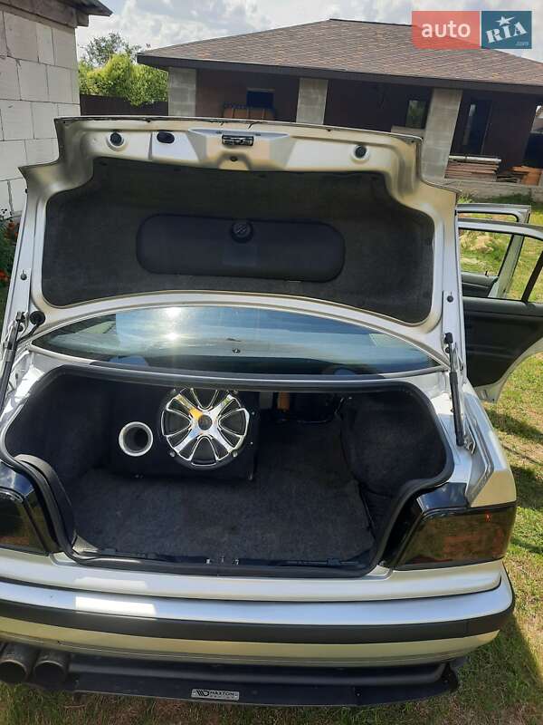 Седан BMW 3 Series 1993 в Киеве