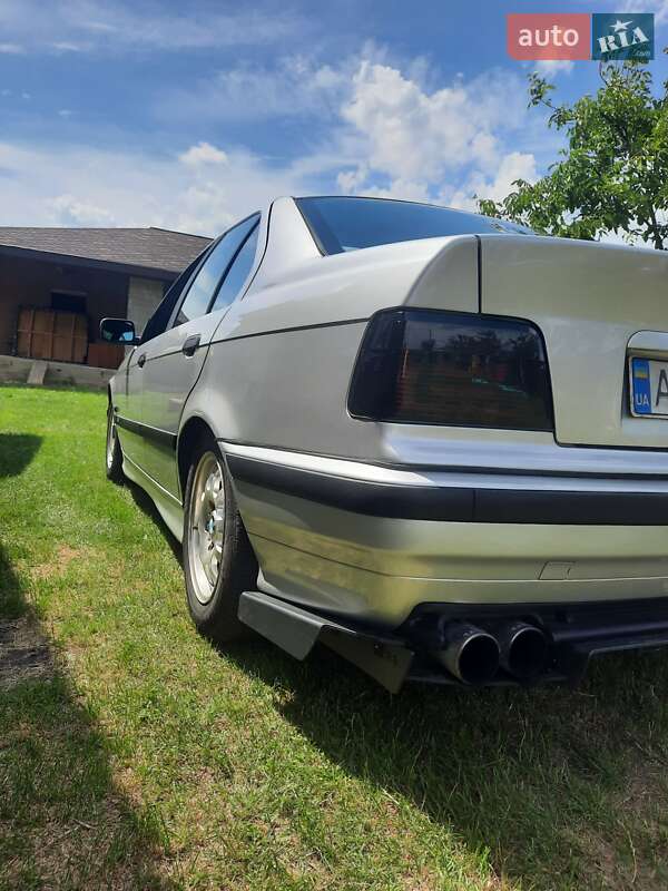 Седан BMW 3 Series 1993 в Киеве