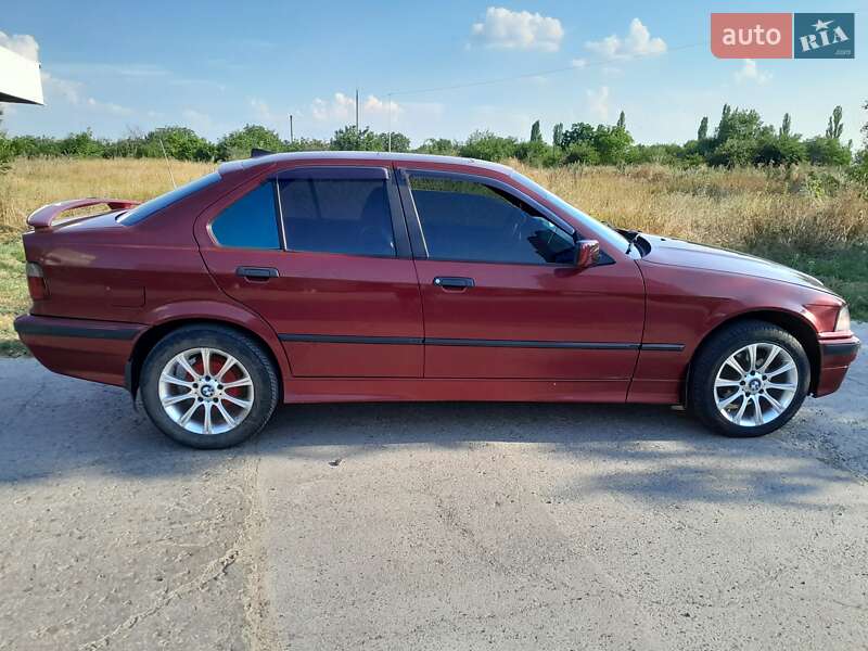 Седан BMW 3 Series 1992 в Первомайске