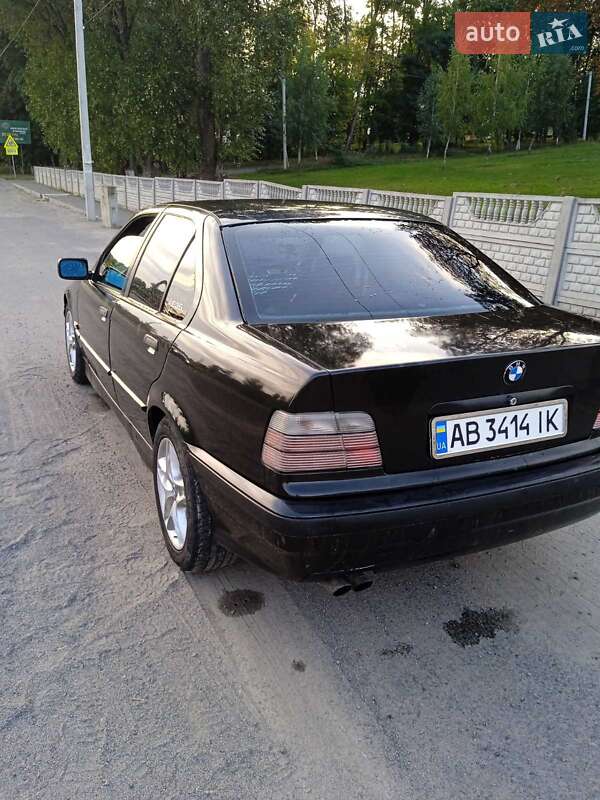 Седан BMW 3 Series 1992 в Виннице