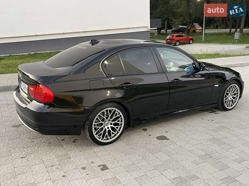 Седан BMW 3 Series 2010 в Новояворовске