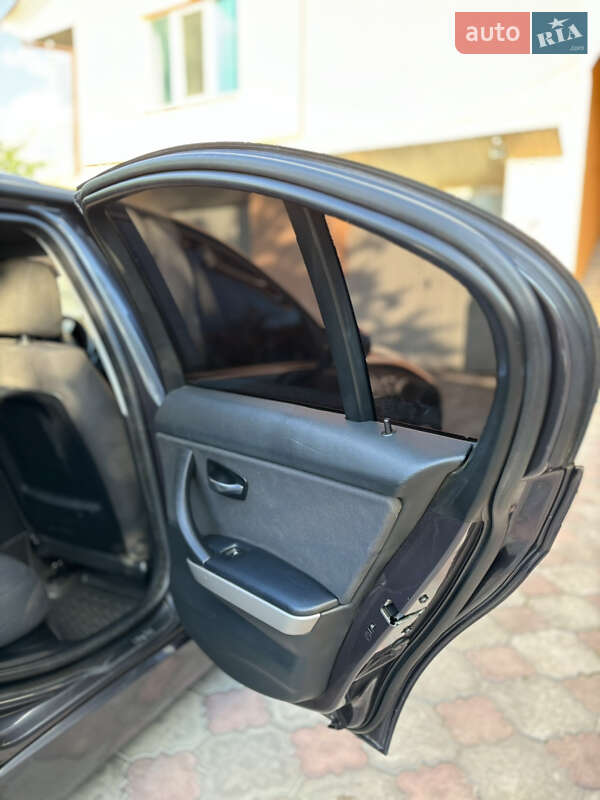 Седан BMW 3 Series 2006 в Острозі