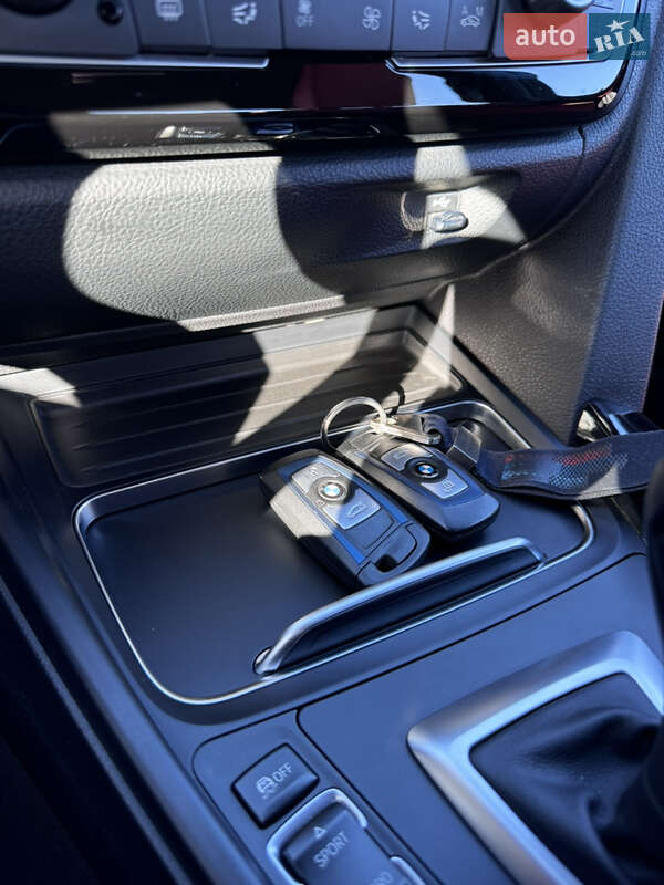 Седан BMW 3 Series 2018 в Львові