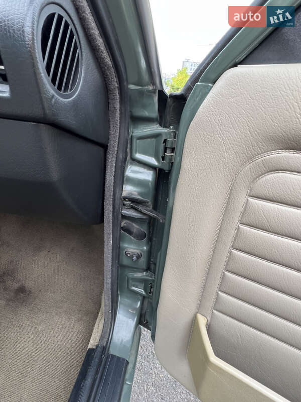 Седан BMW 3 Series 1984 в Киеве