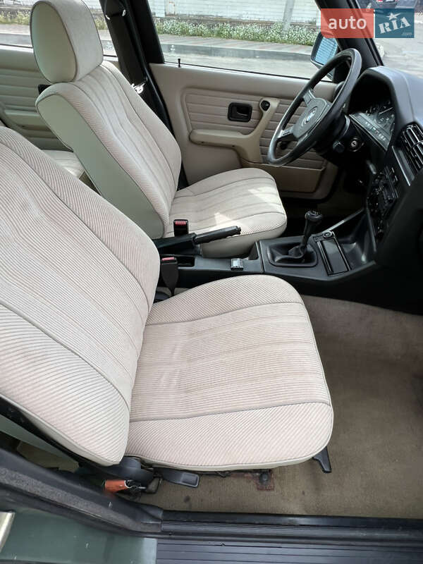 Седан BMW 3 Series 1984 в Киеве