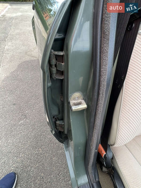 Седан BMW 3 Series 1984 в Киеве