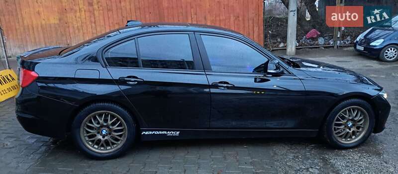 Седан BMW 3 Series 2014 в Чернівцях