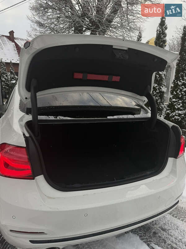 Седан BMW 3 Series 2018 в Львове