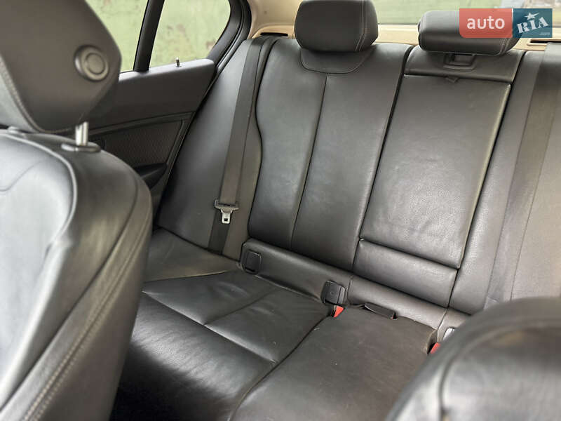 Седан BMW 3 Series 2013 в Чернівцях