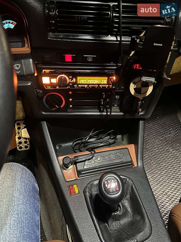 Седан BMW 3 Series 1988 в Днепре