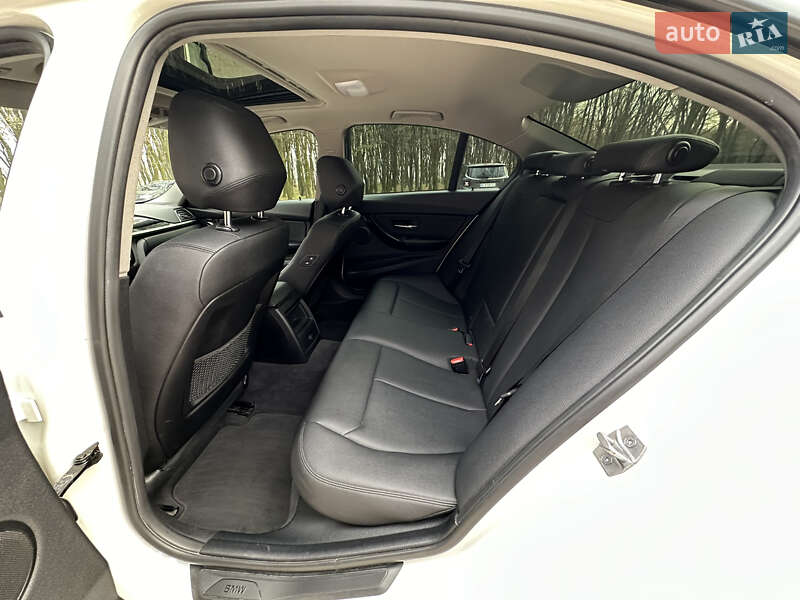 Седан BMW 3 Series 2016 в Львові