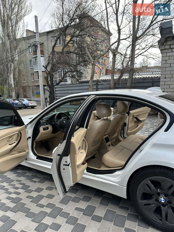Седан BMW 3 Series 2013 в Запоріжжі