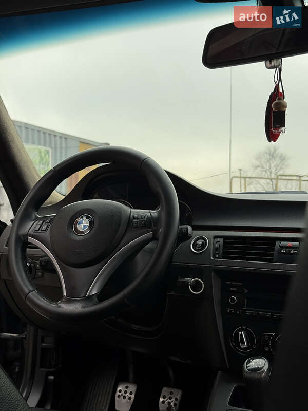 Седан BMW 3 Series 2011 в Чернівцях