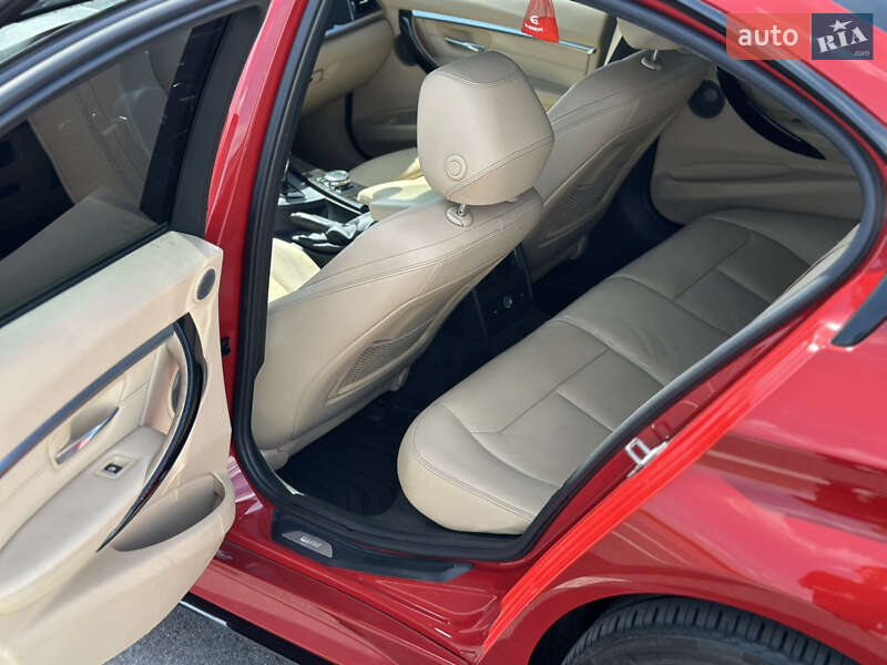 Седан BMW 3 Series 2015 в Львові