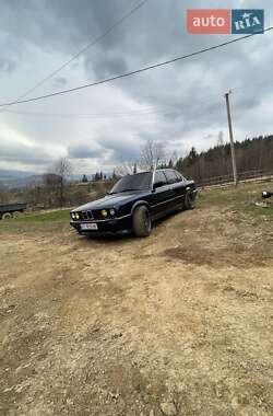 Седан BMW 3 Series 1987 в Микуличине
