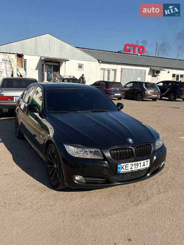 Седан BMW 3 Series 2011 в 