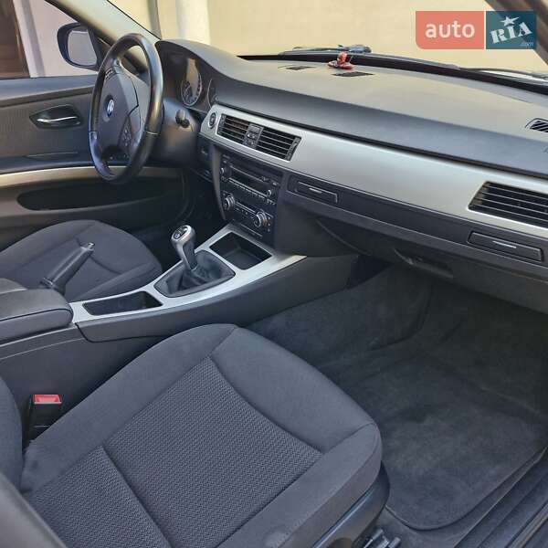 Седан BMW 3 Series 2011 в Сваляві