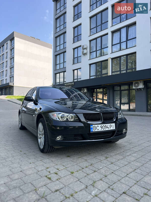 Седан BMW 3 Series 2005 в Новояворовске