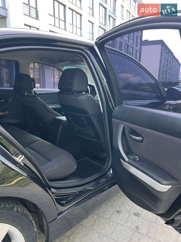 Седан BMW 3 Series 2005 в Новояворовске