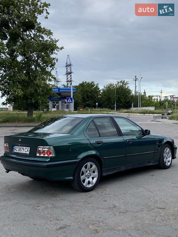 Седан BMW 3 Series 1993 в Острозі