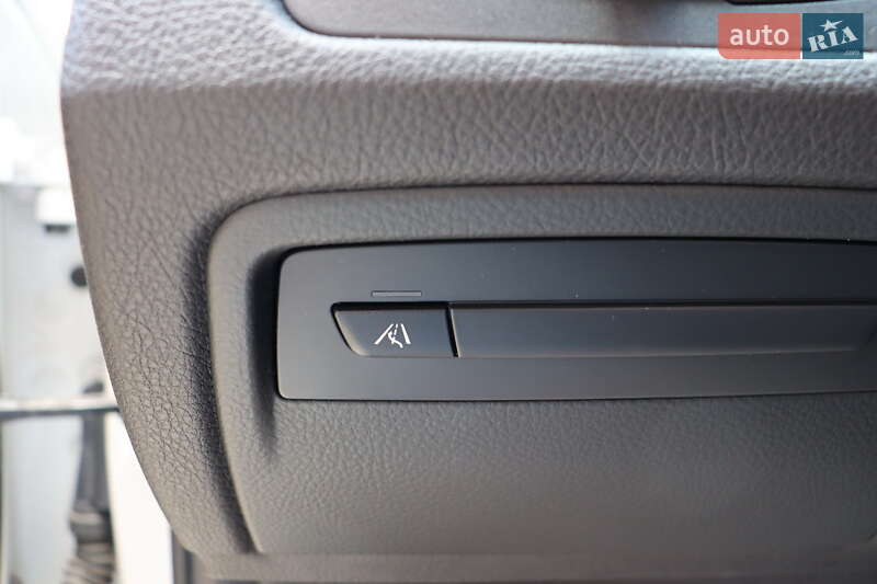 Седан BMW 3 Series 2018 в Львові