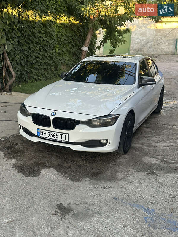 Седан BMW 3 Series 2013 в Южному