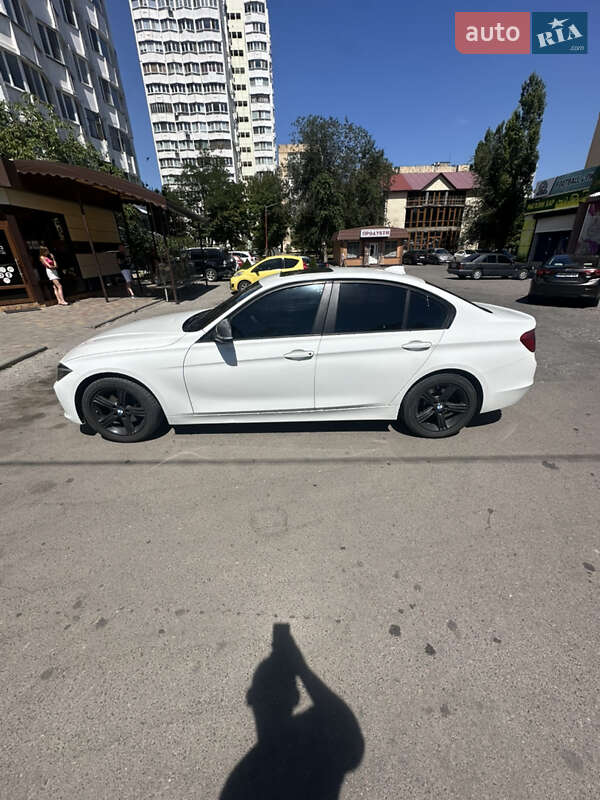 Седан BMW 3 Series 2013 в Южному