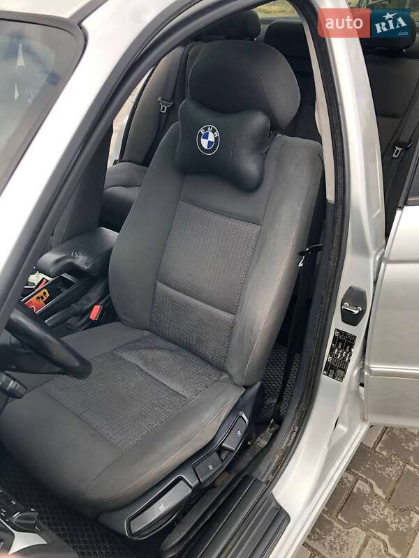 Седан BMW 3 Series 2004 в Львові