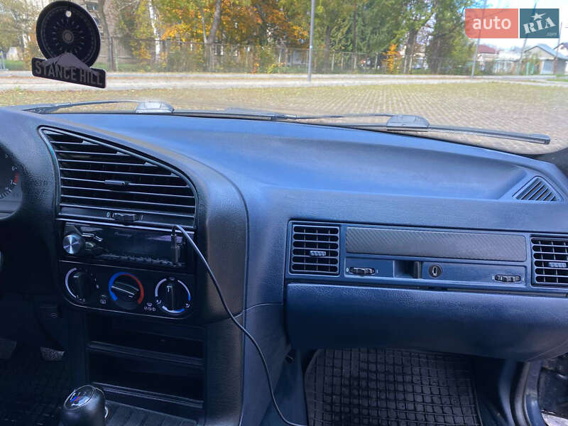 Седан BMW 3 Series 1993 в Коломые