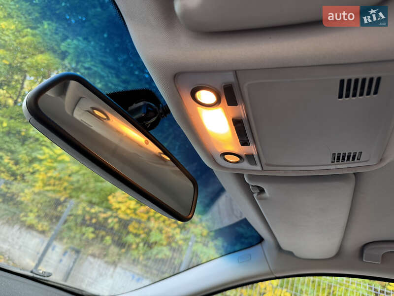 Седан BMW 3 Series 2005 в Львове