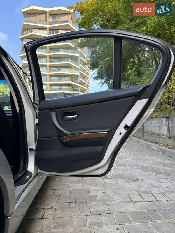 Седан BMW 3 Series 2005 в Львове